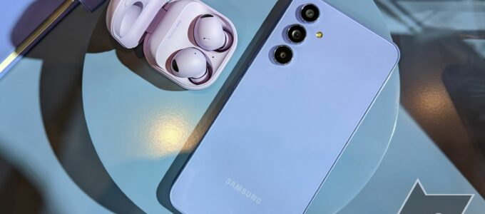 Samsungův dostupný, překvapivě výkonný Galaxy A54 přitáhl pozornost, když byl v dubnu tohoto roku uveden na trh, nabízející cenově dostupnou alternativu ke série S23, která skutečně přináší dobrou telefon za mnohem příznivější cenu. Opravuje většinu problémů, které provázely loňský Galaxy A53, nabízí zlepšený střední smartphone s vyššími výkony a silou, lepší kvalitou konstrukce a vylepšeným displejem. Tyto vylepšení dělají z Galaxy A54 jednoho z nejlepších Samsung telefonů, které si můžete pořídit za peníze, nabízíce hodnotnou alternativu ke společnosti Samsung více premium možnostem.