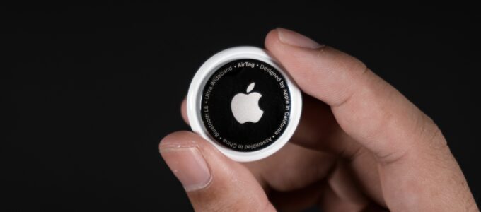 Bluetoothové trackery jako Apple AirTag mají usnadnit váš život tím, že vám pomáhají najít klíče, peněženku, zavazadla a další prostřednictvím sítí hledání podle davu. Díky své malé velikosti se Bluetooth trackery mohou snadno ztratit nebo nepozorovaně přemístit. Navíc je mohou zloději a pronásledovatelé zneužívat k sledování vaší polohy a majetku bez vašeho vědomí.