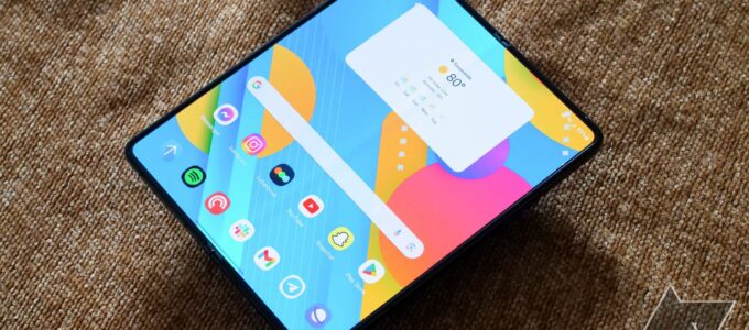 Samsung zpozdil vydání beta verze One UI 6 pro Galaxy Z Fold 5 a Flip 5