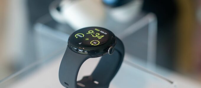 Nové Google Pixel Watch 2 s Wear OS 4 a lepším fitness sledováním.