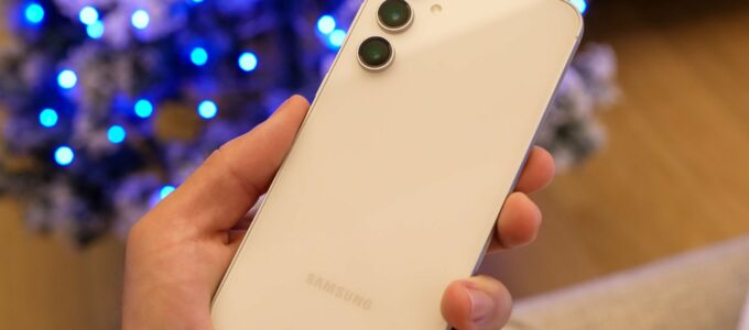 Samsung představuje nový cenově dostupný telefon Galaxy S23 FE jako součást své série Fan Edition.