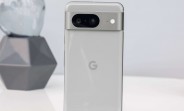 Unboxing nového Google Pixel 8: Podrobný první pohled na kompaktní telefon a jeho větší protějšek