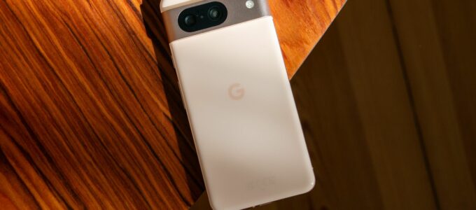 Google Pixel 8: Vylepšený smartphone s AI funkcemi, lepšími kamerami a podporou 7 let