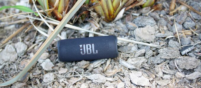 Nakupte kvalitní přenosný reproduktor JBL Flip 6 za výhodnou cenu na Black Friday!