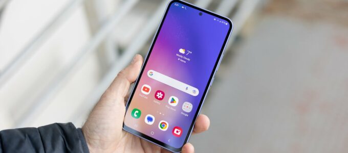 Samsung v týdnu aktualizoval polovinu šesti cenově dostupných smartphoneů na Android 14.