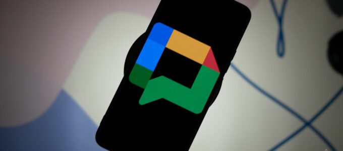 Google Chat na Androidu dostal nový design s barevnými ikonami.