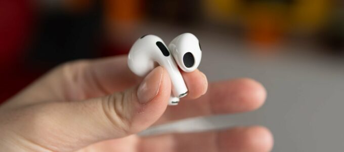 Nová generace AirPods od Apple s aktivním potlačením hluku příští rok