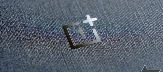 OnePlus tichounce stahuje slibované funkce z modelů 12 a 12R, fanoušci jsou zklamáni