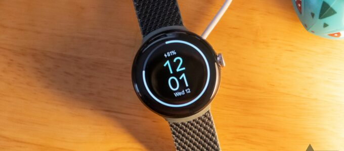 Google tichounce smazal upozornění na plnou nabitou baterii u Pixel Watch