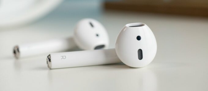 Nové AirPods 2 od Apple za nejnižší cenu, stále úžasné.