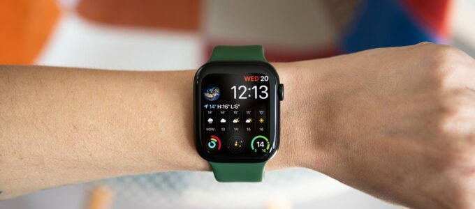 Nové Apple Watch Series 7 s LTE a plnou zárukou - skvělá akce!